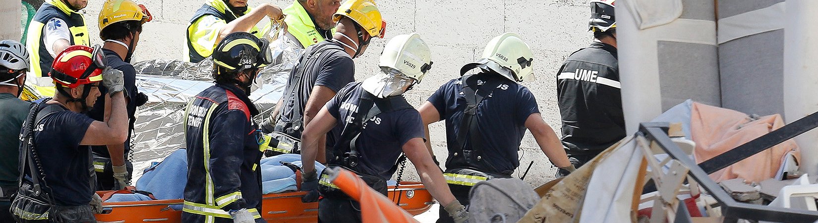 Dos muertos y 10 desaparecidos en el derrumbe de un edificio en Tenerife