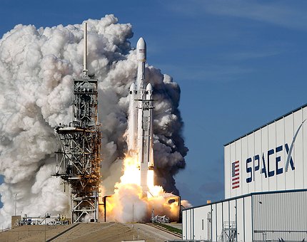SpaceX bem-sucedida no lançamento do foguetão Falcon Heavy