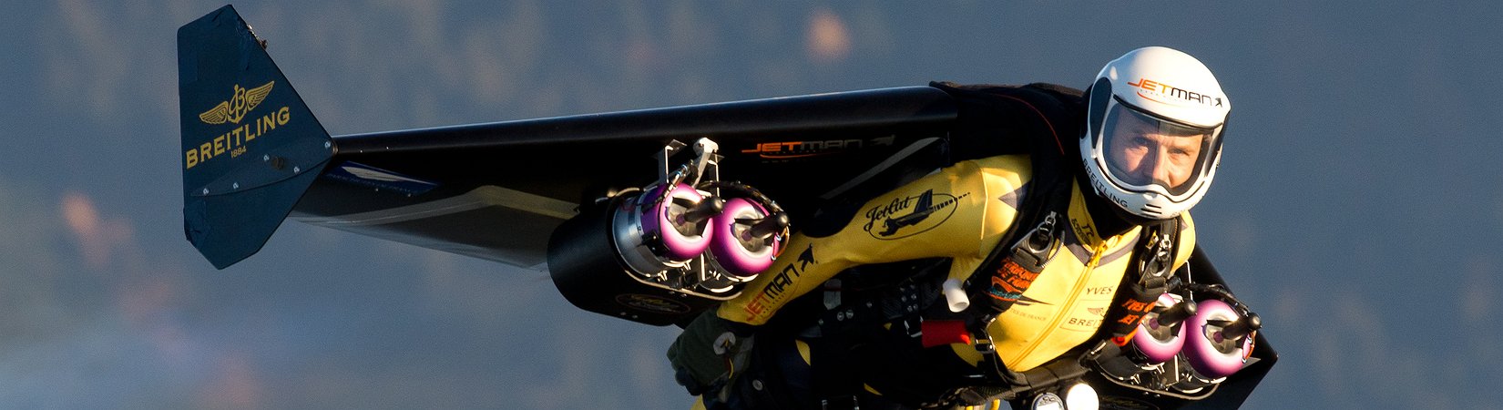 ممارسو الرياضة الأخطر في سماء دبي