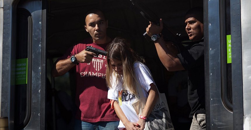 Dê uma volta pelas favelas do Rio de Janeiro com o BOPE