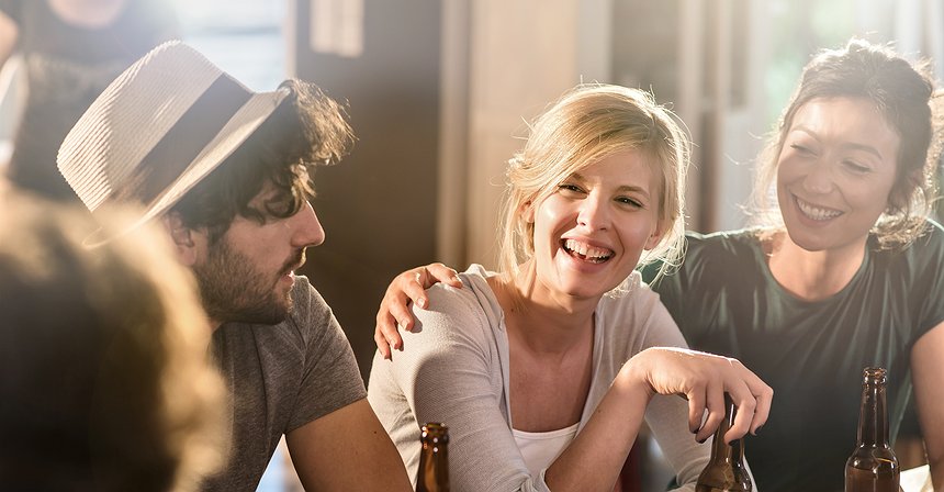 Como pedir uma bebida no aeroporto ou a bordo – e não passar daí