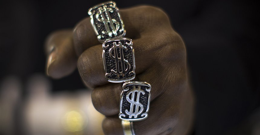 من يقف وراء الدولار القوي؟