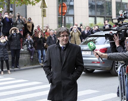 Puigdemont y sus exconsejeros quedan en libertad condicional