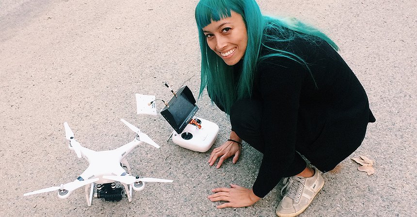 A mulher que tira selfies com drones