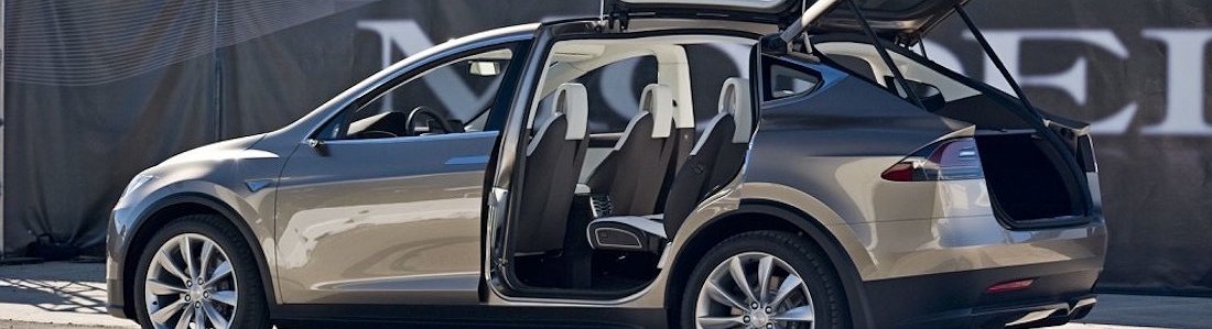 Tesla llama a talleres a su Model X