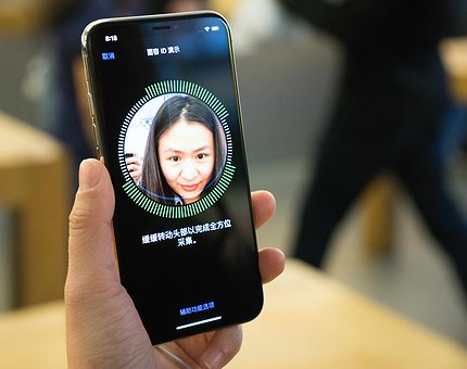 iPhone X chega hoje às prateleiras das lojas