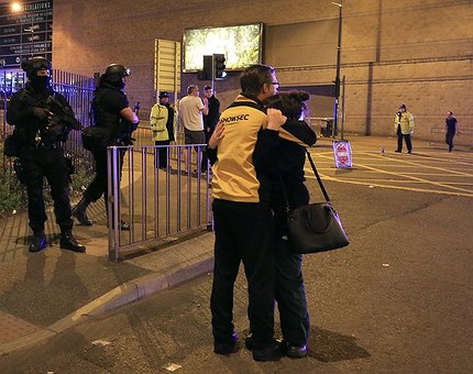 Strage a Manchester, un kamikaze si fa esplodere al concerto di Ariana Grande