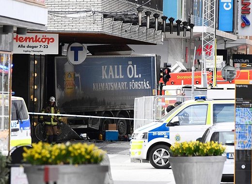 Un camión atropella a una multitud de personas en Estocolmo
