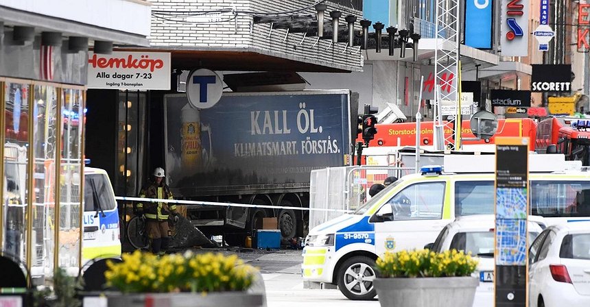Un camión atropella a una multitud de personas en Estocolmo