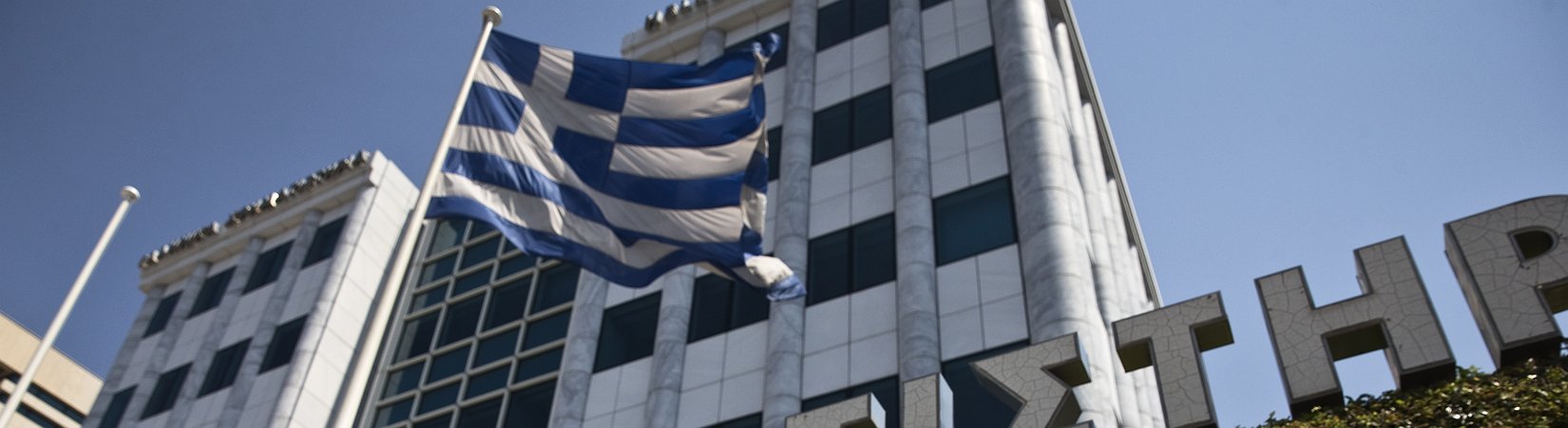 Bolsa de Atenas reabre com queda histórica