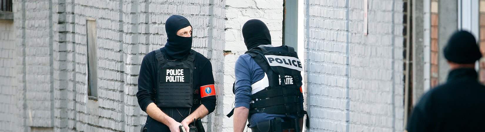 Encuentran una bandera del EI y un Kalashnikov en la redada en Bruselas