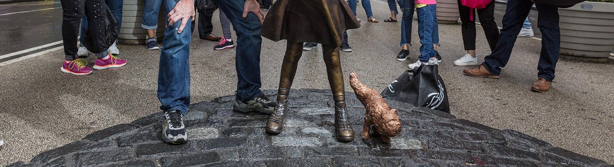 Wall Street, la scultura del cane che urina sulla “Fearless Girl”