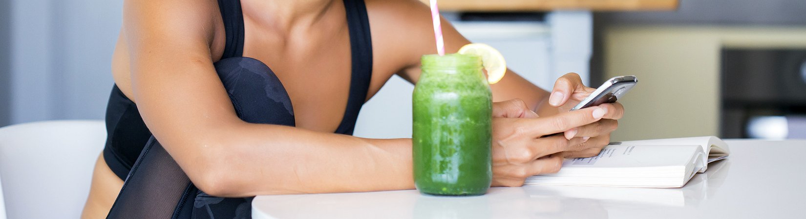 Aprende a leer los mensajes de Facebook y WhatsApp sin que nadie lo sepa