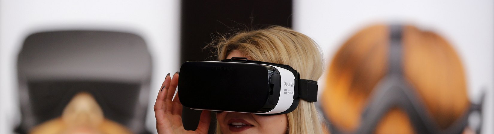 حرب العوالم الافتراضية: Facebook ضد Apple