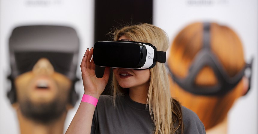 حرب العوالم الافتراضية: Facebook ضد Apple