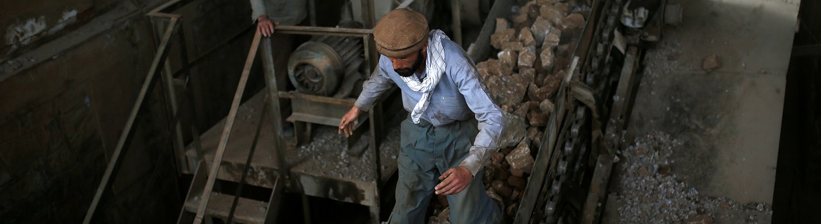 Minerali insanguinati: come l'attività estrattiva finanzia la violenza in Afghanistan 