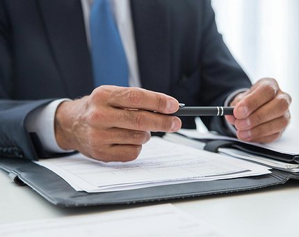 Trump firma una orden ejecutiva para incluir cripto en planes de pensiones