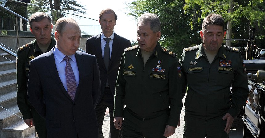 Putin hace el ridículo en una inspección militar