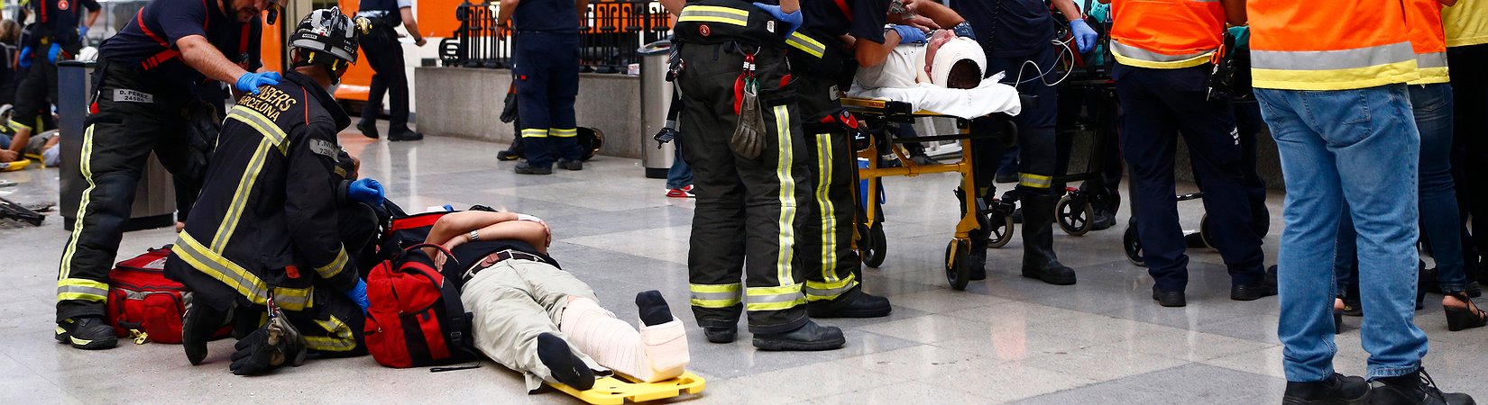 Medio centenar de heridos en el accidente de un tren de cercanías en Barcelona