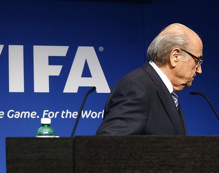Blatter renuncia ao cargo de presidente da FIFA
