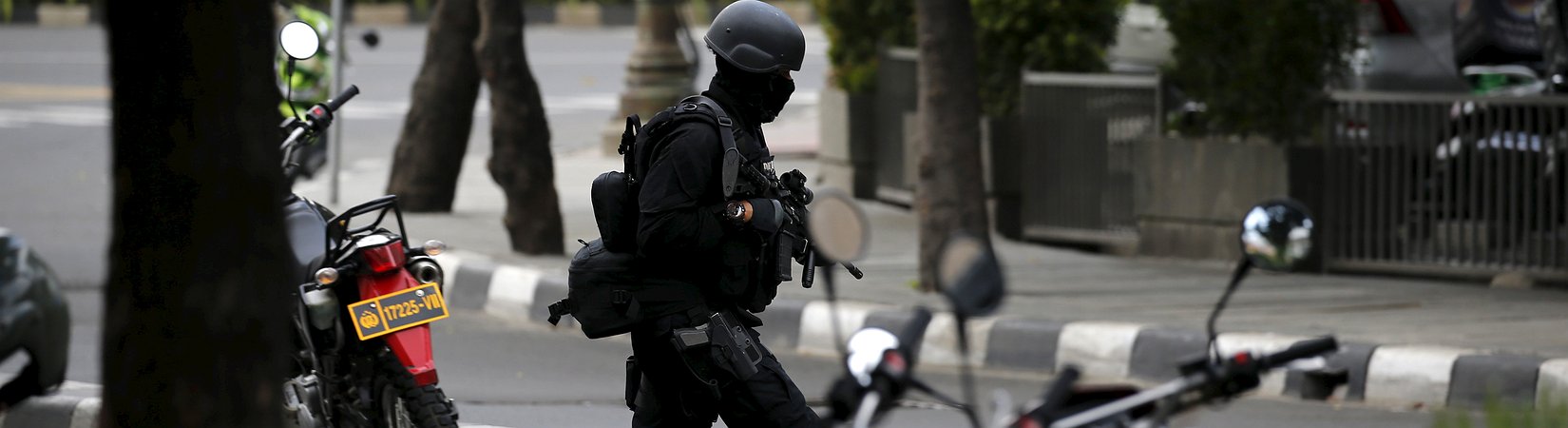 Attentati a Giacarta: esplosioni e scontri a fuoco colpiscono il cuore dell’Indonesia