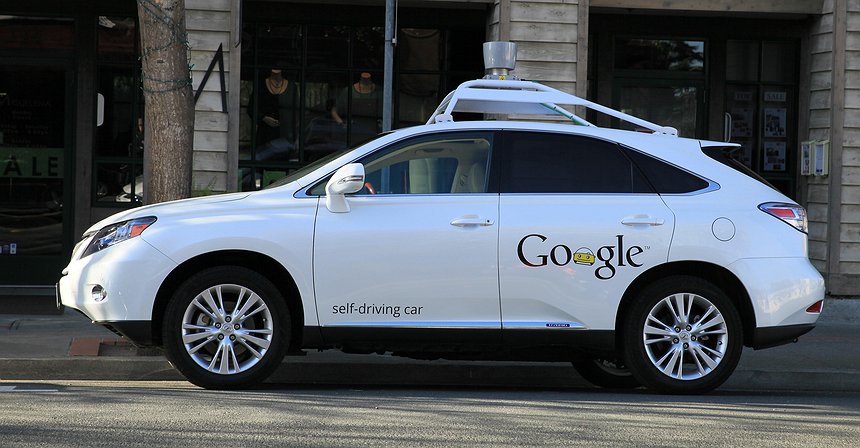 أول حوادث سير من سيارات جوجل