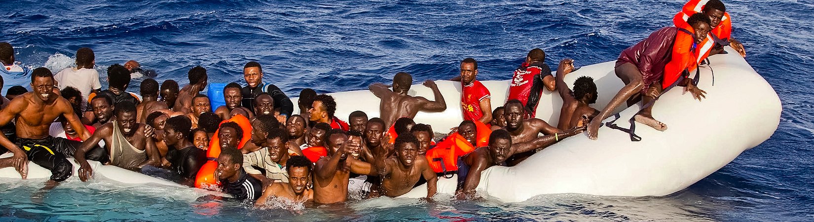 Migranti: sono almeno 200 le vittime annegate ieri nel Mediterraneo