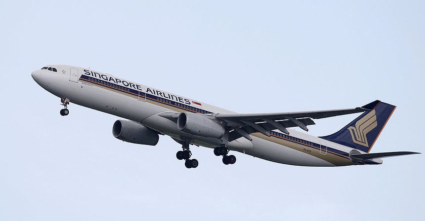 Singapore Airlines posts first loss in five years