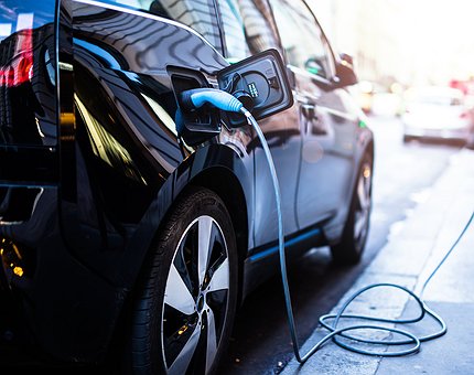 Toyota planeia lançar carro elétrico de longo alcance e carregamento rápido