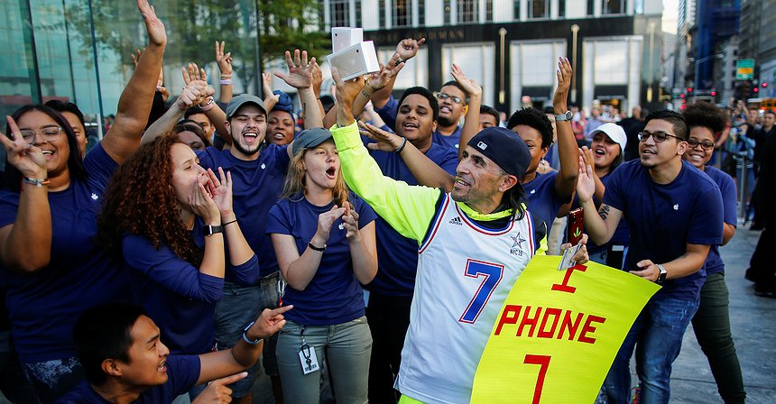 أسهم Apple على عتبة رقم قياسي جديد. أحان وقت الشراء؟