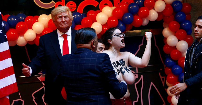 Femen in topless contro una statua di Trump