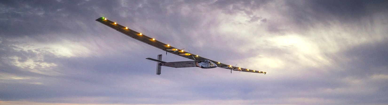 Avião movido a energia solar aterra em Espanha