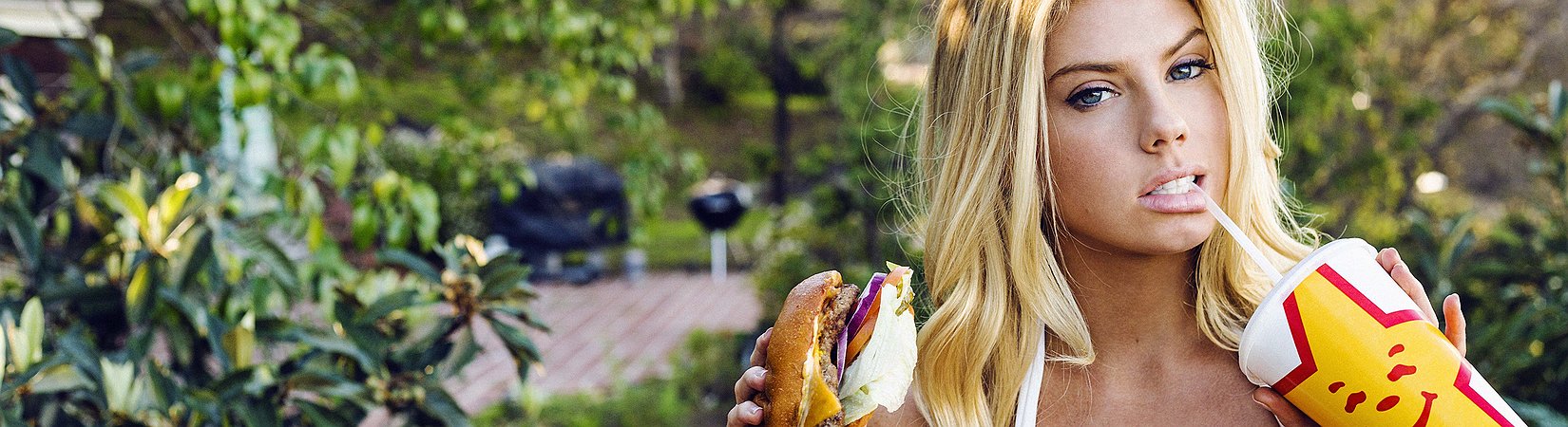 Chicas guapas y comida rápida