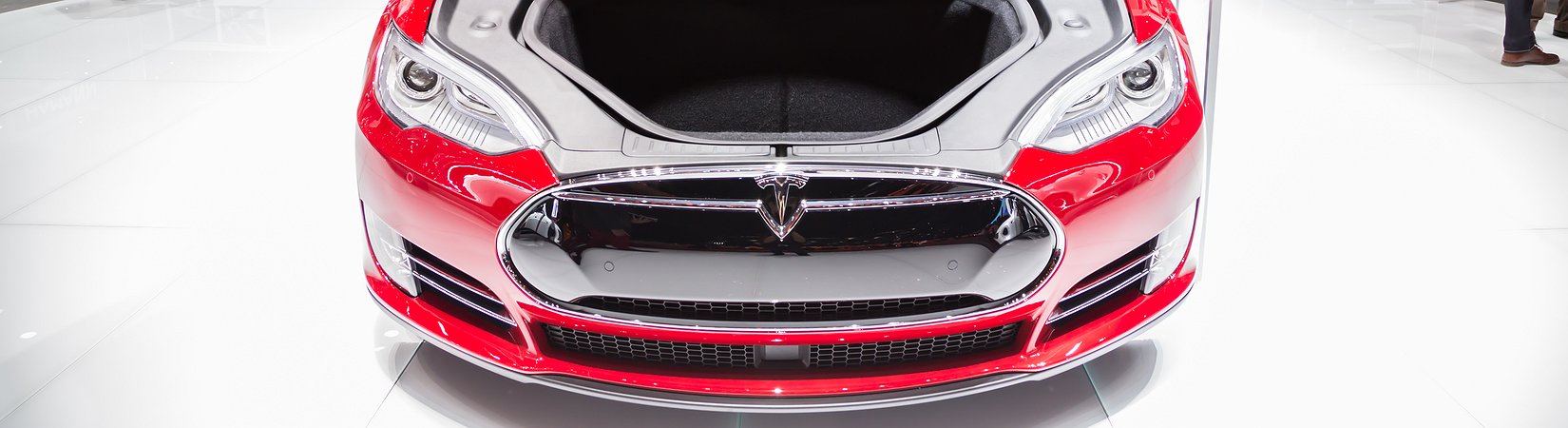 Trump vuole abolire le agevolazioni per l’acquisto di auto elettriche: crollano le azioni di Tesla