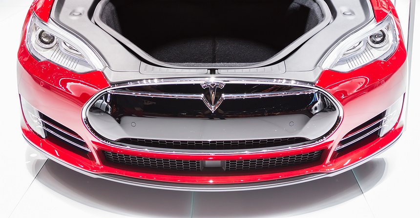 Trump vuole abolire le agevolazioni per l’acquisto di auto elettriche: crollano le azioni di Tesla