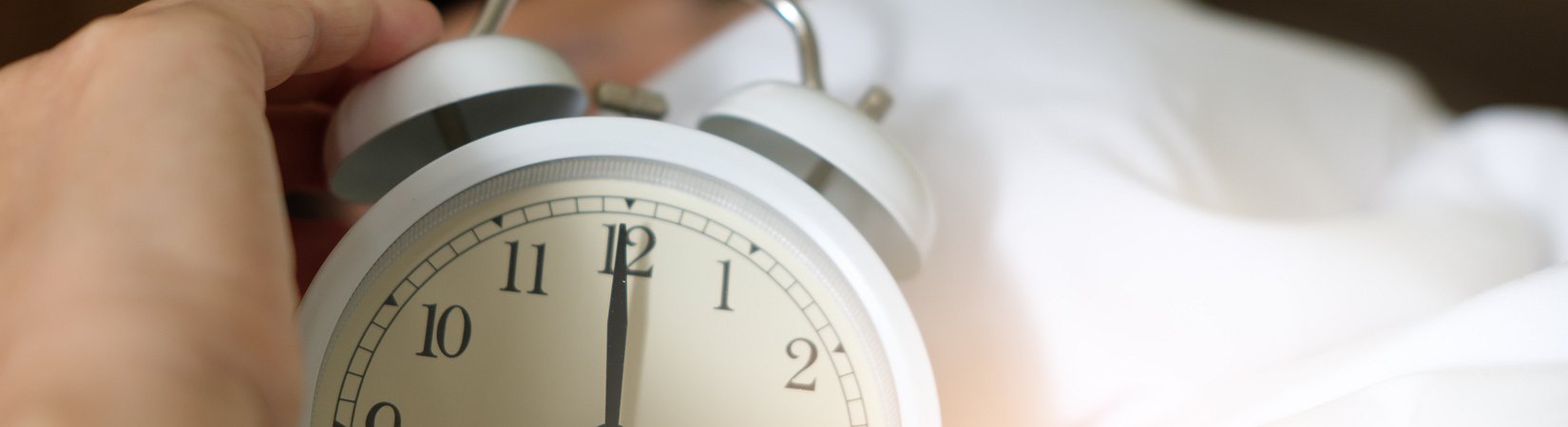 4 hábitos matutinos para dormir bien por la noche