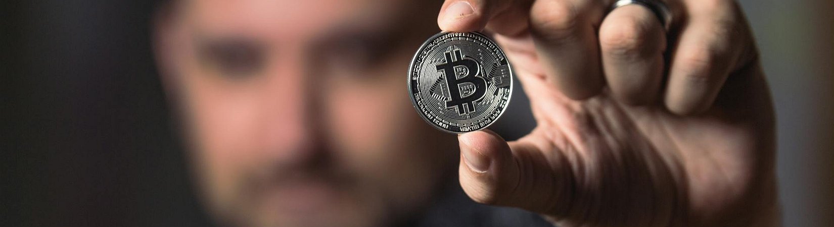 Charles Schwab añadirá servicios de negociación con BTC para sus clientes en 2026