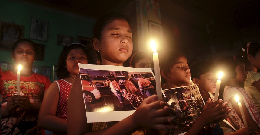 العالم يبكي مع فرنسا