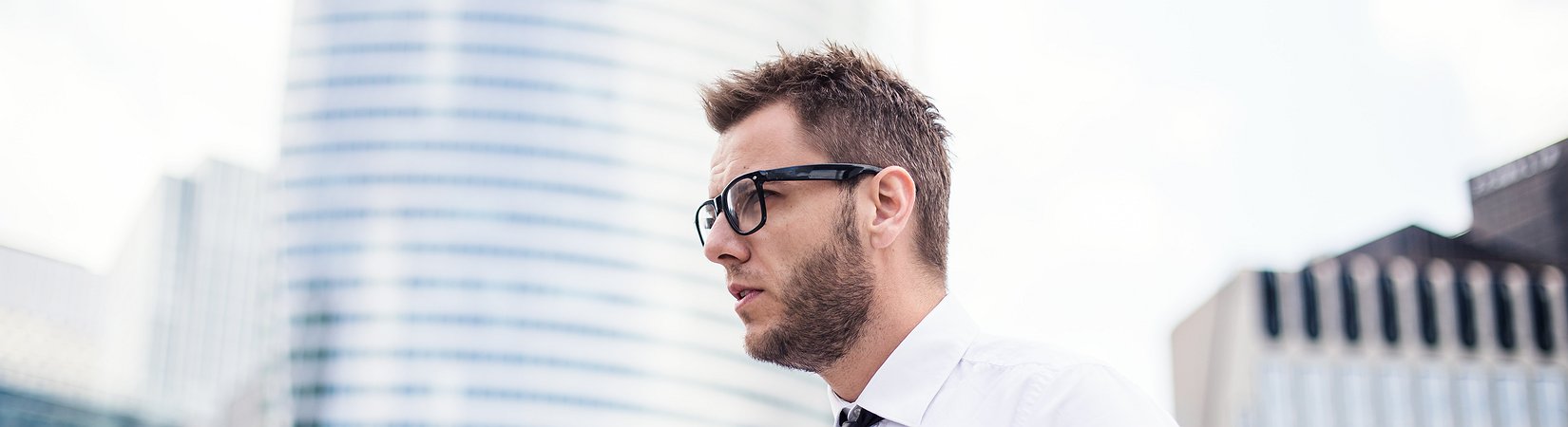 Si tiene unos 20 años considere comprar estas acciones