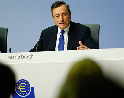 Bce lascia invariati i tassi e prolunga il QE, Draghi: “non siamo di parte e non aiuteremo l'Italia”