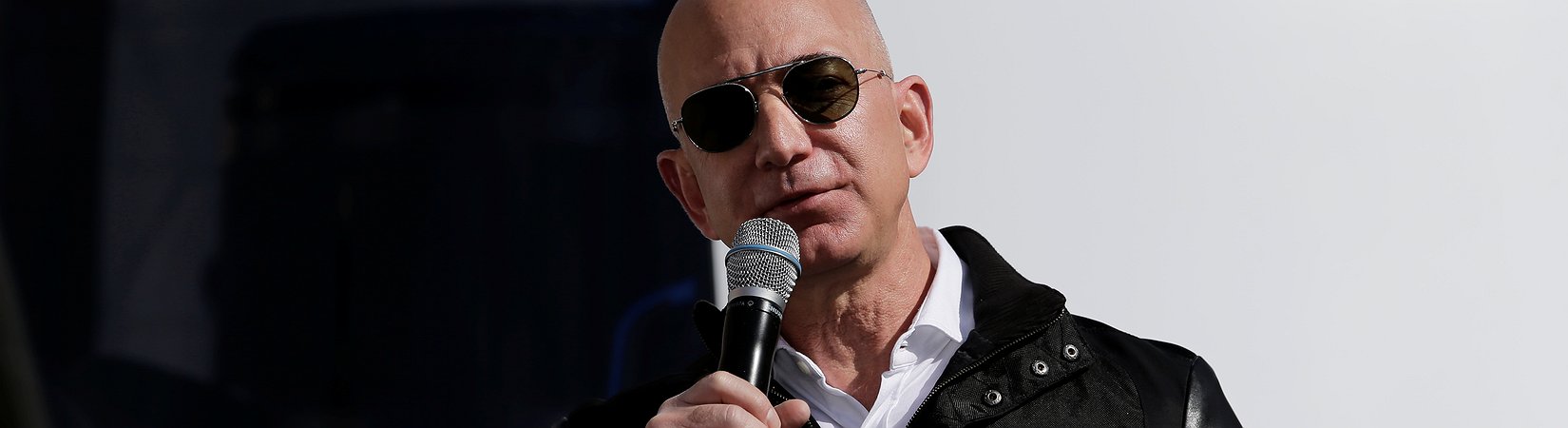 Amazon shares closing in on $1000