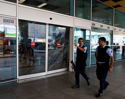 Terroristas atacaram o principal aeroporto de Istambul