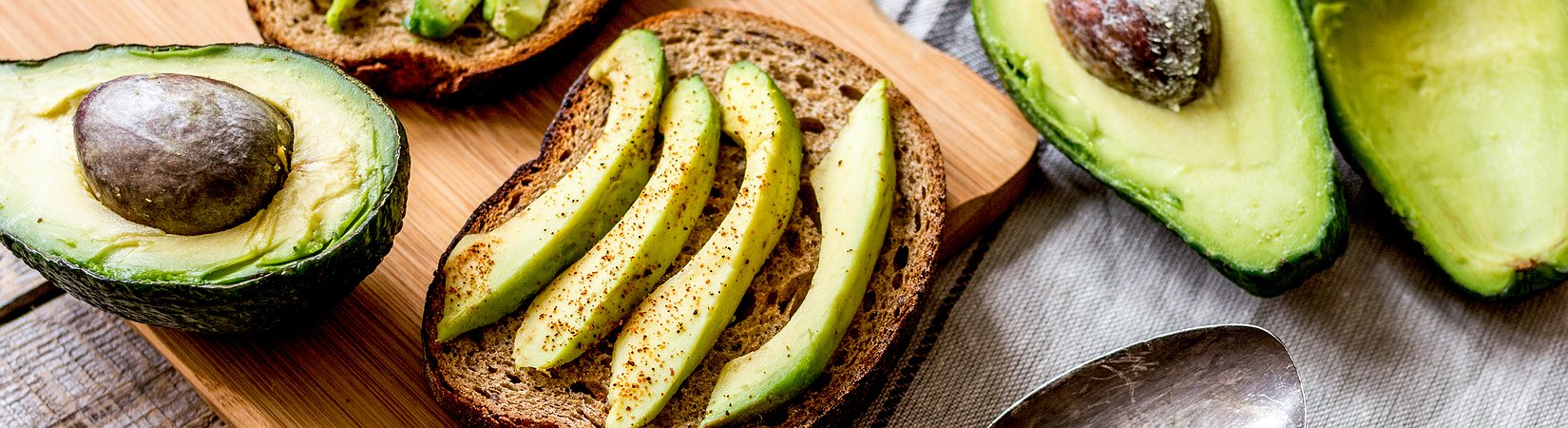 نصيحة من مليونير.. إن أردت أن تصبح غنياً لا تأكل الأفوكادو