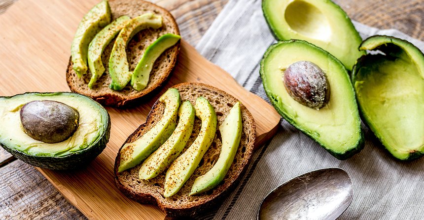 نصيحة من مليونير.. إن أردت أن تصبح غنياً لا تأكل الأفوكادو