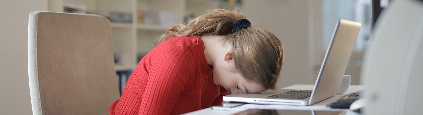 ¿Por qué debes echarte una siesta en el trabajo?