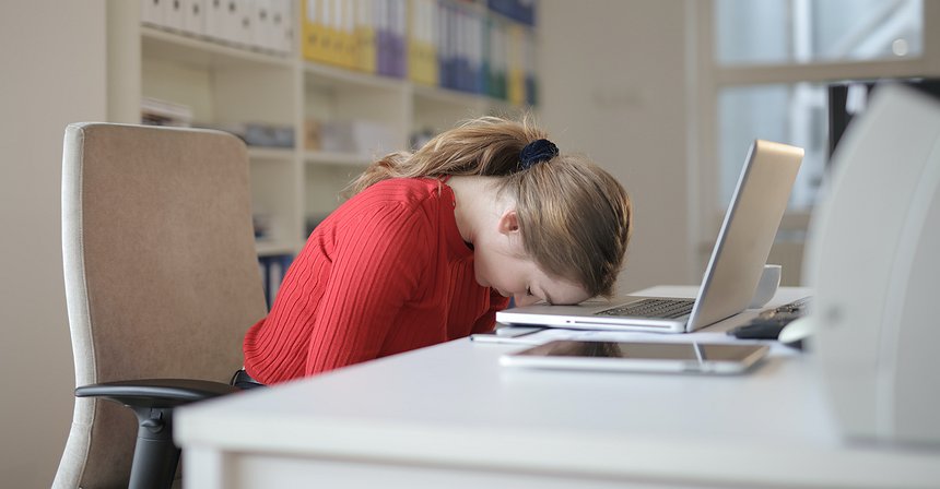 ¿Por qué debes echarte una siesta en el trabajo?
