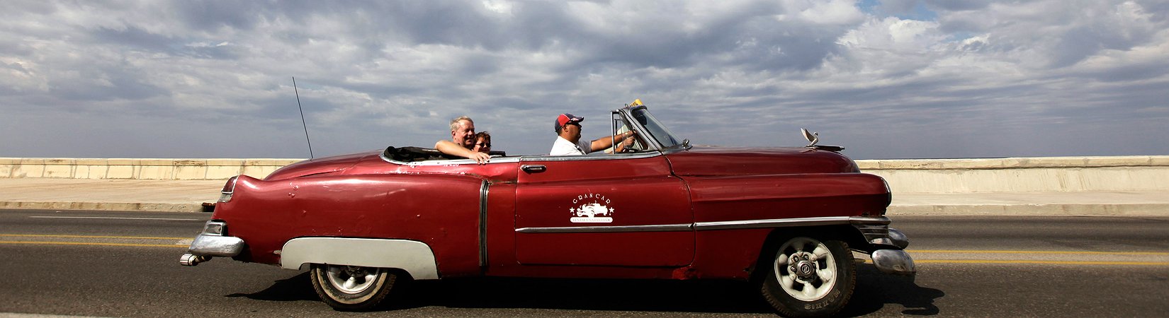 U.S. auto makers are positive about 2017; GM, Ford climb on bullish outlook