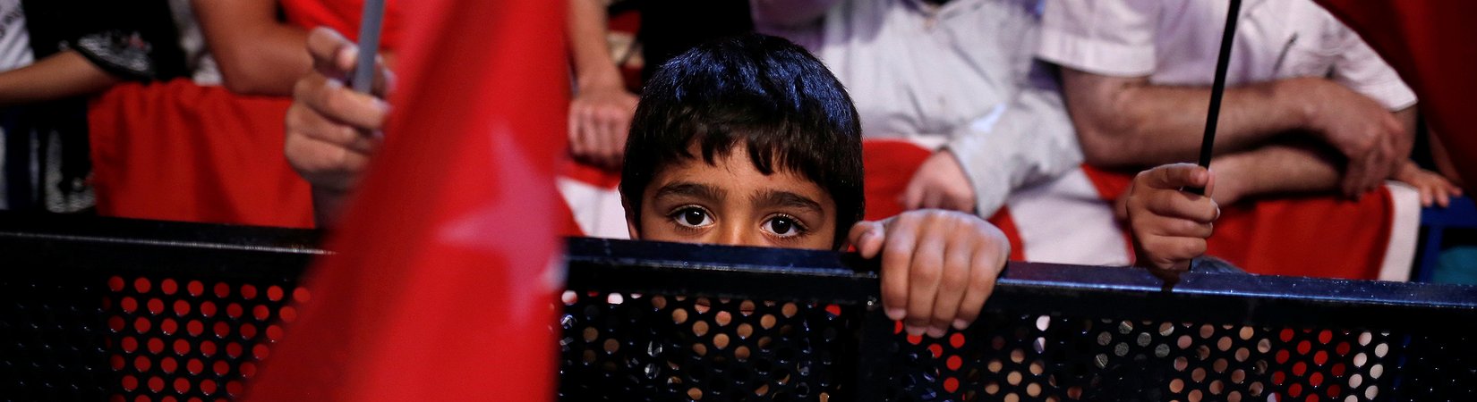 La Bolsa turca cae un 4% por el estado de emergencia declarado en el país