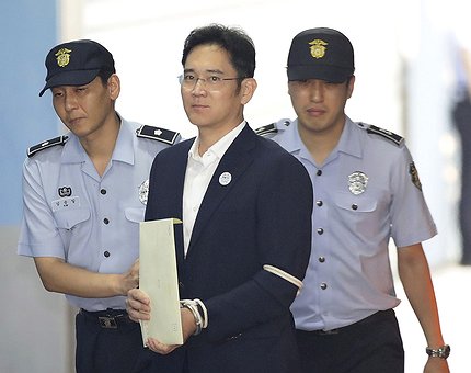 Corea del Sur condena al heredero de Samsung a 5 años de prisión