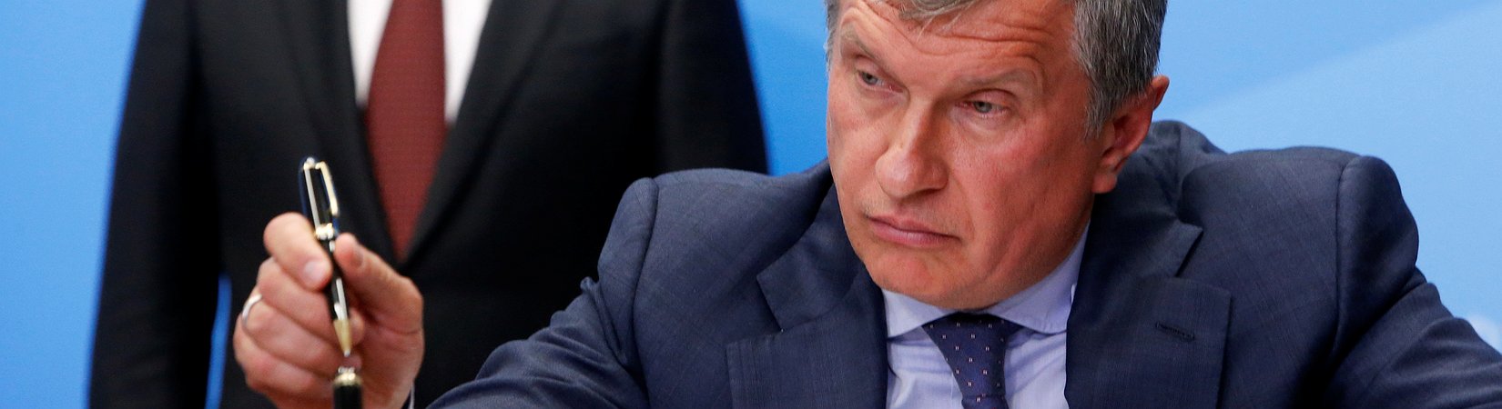 Rosneft's "private" privatization puts cash in Kremlin's pocket